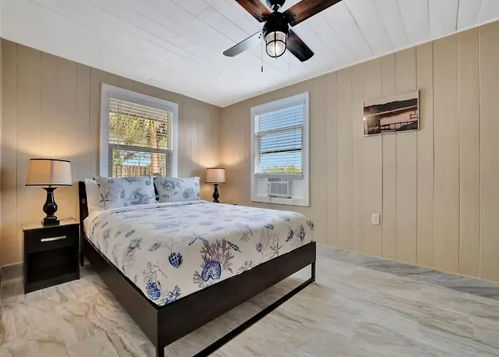 Apartment Stones Throw Beachside #1 On The