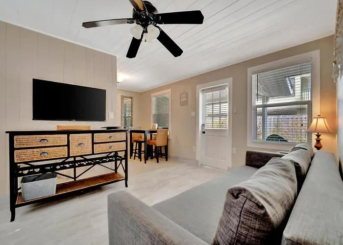 Apartment Stones Throw Beachside #1 On The